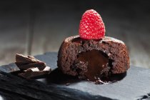 Kleine Torte mit geschmolzener Schokoladenfüllung — Stockfoto