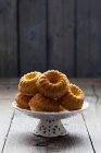 Mini-Gugelhupf-Kuchen auf Kuchenständer auf Holz — Stockfoto