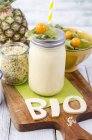 Frullati di ananas da abbinare a physalis e semi di canapa — Foto stock