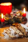 Stollen geschnitten und Kerzen angezündet — Stockfoto