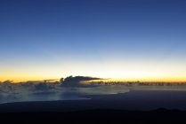 USA, Hawaii, Big Island, Mauna Kea, vista su Hilo e nuvole sull'oceano al mattino — Foto stock