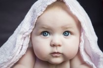 Ritratto di bambina con panno sulla testa — Foto stock