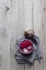Збереження jar буряк маринований на дерев'яні поверхні — стокове фото