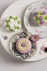 Cupcake con fondente di fiori di rosa su piatti — Foto stock