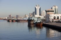 Emirati Arabi Uniti, Dubai, Dhow porto e grattacieli a Dubai Creek — Foto stock