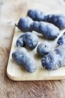 Patate viola sul tagliere — Foto stock