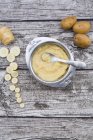 Pastinaca biologica e patate, alimenti per bambini in ciotola e cucchiaio su legno brillante — Foto stock
