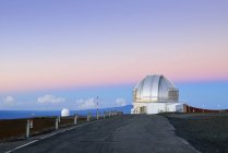 Stati Uniti, Hawaii, Big Island, Mauna Kea, vista all'osservatorio al crepuscolo del mattino — Foto stock