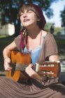 Жіночий вуличний музикант грав гітара — стокове фото
