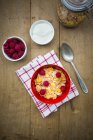 Bol de céréales sans gluten aux framboises fraîches et au yaourt naturel — Photo de stock