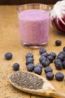 Glas Blaubeer-Radicchio-Smoothie und Holzlöffel mit Chiasamen — Stockfoto