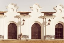 Spagna, Andalusia, El Rocio, seduta turistica femminile davanti a Ermita del Rocio — Foto stock