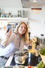 Femme avec spaghetti prendre selfie — Photo de stock