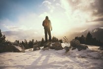 Испания, Каталония, Природный парк Кади-Мойзеро, человек с видом на закат — стоковое фото