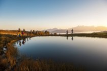 Austria, Altenmarkt-Zauchensee, escursionisti al lago di montagna nella Bassa Taurina — Foto stock