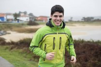 Portrait d'un joggeur souriant courant à l'extérieur — Photo de stock