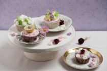 Cupcakes with rose blossom fondant on cake stand — Stock Photo