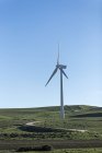 Espanha, Andaluzia, Tarifa, turbina eólica em uma colina — Fotografia de Stock