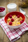 Bol de céréales sans gluten avec framboises fraîches et yaourt naturel — Photo de stock
