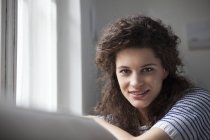 Porträt einer lächelnden jungen Frau zu Hause — Stockfoto