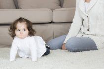 Маленька дівчинка обходу на килим — стокове фото
