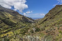 Spagna, Gran Canaria, Valle de Agaete, Agaete e rocce sotto le nuvole — Foto stock