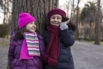 Sorridenti bambine in un parco — Foto stock