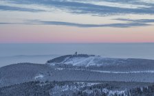 Alemanha, Saxony-Anhalt, Harz National Park, Mountain Wurmberg com salto de esqui ao pôr-do-sol — Fotografia de Stock