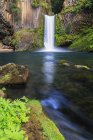 Wasserfall auf Umpqua River, Toketee Falls, Douglas County, Oregon, USA — Stockfoto
