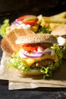 Cheeseburgers caseiros com batatas fritas — Fotografia de Stock