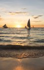 Filippine, Boracay, tramonto con barche a vela — Foto stock