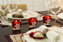 Mesa de cena festiva con velas - foto de stock