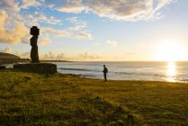 Isola di Pasqua, Hanga Roa, viaggiatore e Moai figurina di pietra nel complesso cerimoniale Tahai al tramonto — Foto stock
