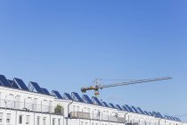 Panneaux solaires sur les toits des bâtiments résidentiels, Cologne Widdersdorf, Allemagne — Photo de stock