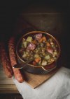Пізній суп з фаршированою свинячою ковбасою — стокове фото