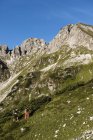 Austria, Altenmarkt-Zauchensee, coppia giovane escursioni a Niedere Tauern — Foto stock