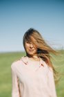 Portrait de jeune femme aux cheveux longs balayés par le vent — Photo de stock