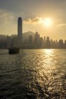 Chine, Hong Kong skyline de la mer au coucher du soleil — Photo de stock