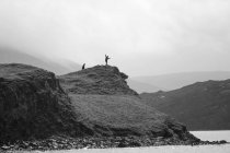 Scozia, Highlands. Due persone in collina sulla costa — Foto stock