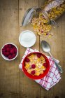 Bol de céréales sans gluten avec framboises fraîches et yaourt naturel — Photo de stock