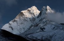 Nepal, Khumbu, Everest, Ama Dablam al chiaro di luna durante il giorno — Foto stock