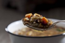 Primo piano di minestra vegetale di lenticchia in cucchiaio — Foto stock