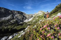 Austria, Altenmarkt-Zauchensee, coppia giovane escursioni a Niedere Tauern — Foto stock