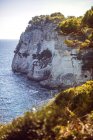 Spagna, Isole Baleari, Minorca, Cala Galdana, Cliff e mare durante il giorno — Foto stock