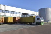 Camion e container parcheggiati nella zona di carico — Foto stock