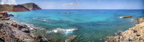 Испания, Балеарские острова, Менорка, пляж Кала Пилар — стоковое фото