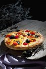 Фоккачча с черными оливками, помидорами и пряностями орегано — стоковое фото