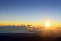 Stati Uniti, Hawaii, Big Island, Mauna Kea, alba su Hilo — Foto stock