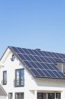 Подання з сонячними батареями на даху житлового будівництва на денному світлі, Widdersdorf Кельн, Німеччина — стокове фото