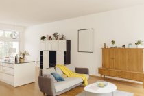 Sala de estar e balcão de cozinha em casa moderna dentro de casa — Fotografia de Stock